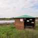 ...e soprattutto dei gazebo di legno e metallo: quelli che permetterebbero di praticare il birdwatching se solo si potesse avere libero accesso al lago